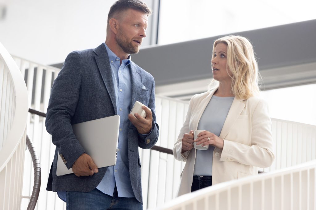 Mies ja nainen portaikoissa